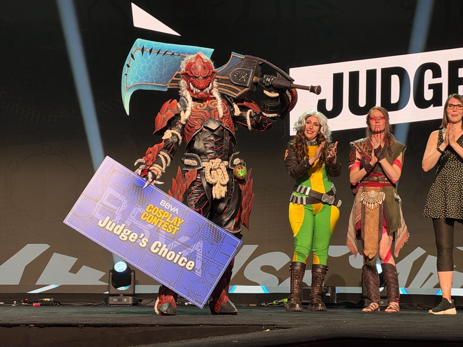 Miyuki Kurame con su cosplay de Monster Hunter, Jury Choice en el BBVA Cosplay Contest de San Diego Comic-Con Málaga 2026