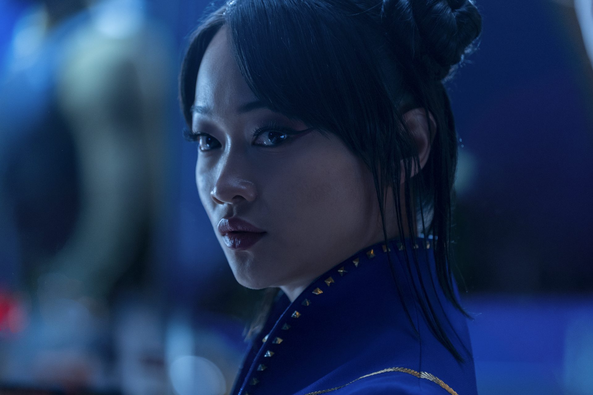 Chun-Li mirando por encima del hombro en Street Fighter