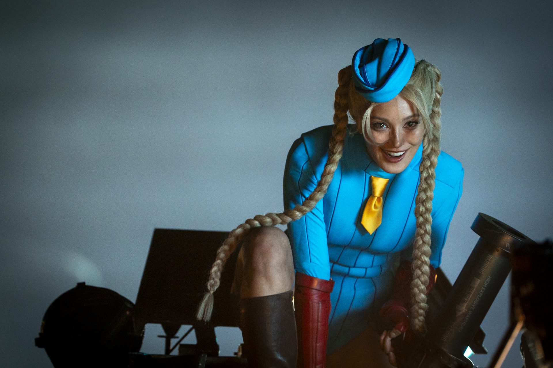 Cammy con su uniforme azul y su boina
