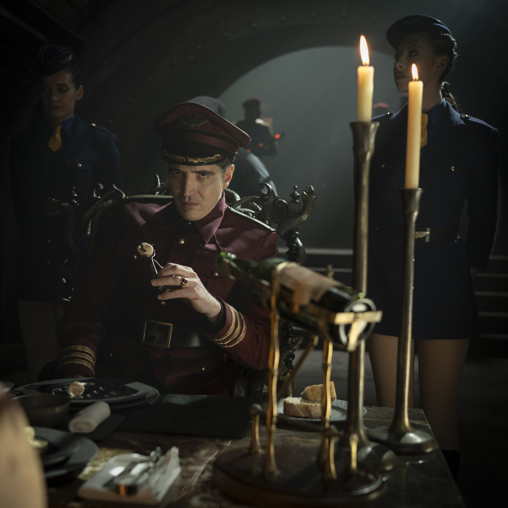 M. Bison en su despacho a la luz de las velas