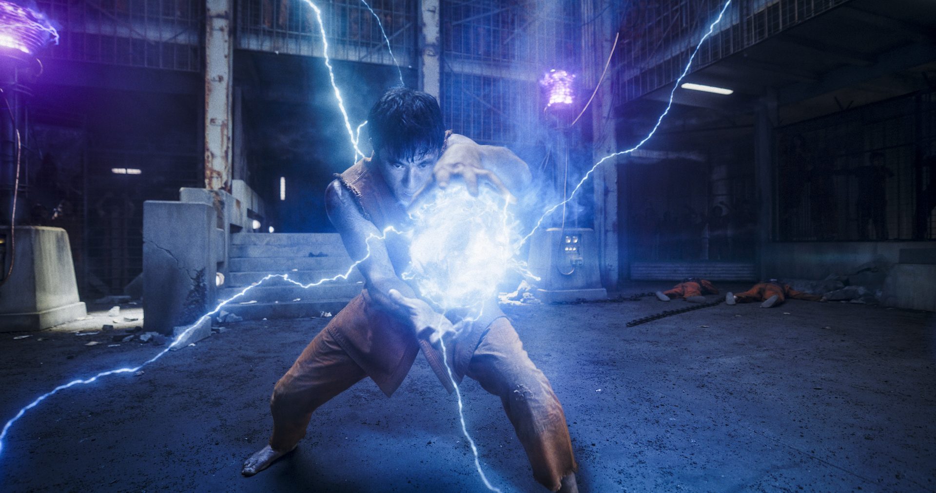 Un Hadoken cargado de energía azul en una escena de Street Fighter